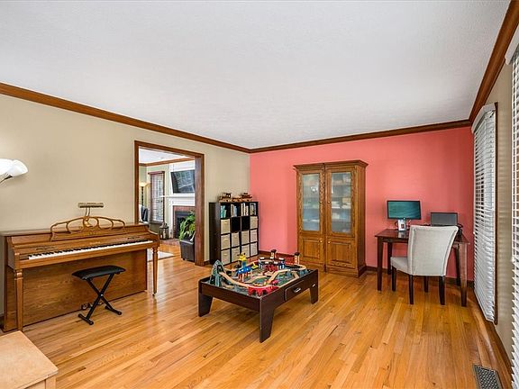 4th image of 315 Valerie Dr