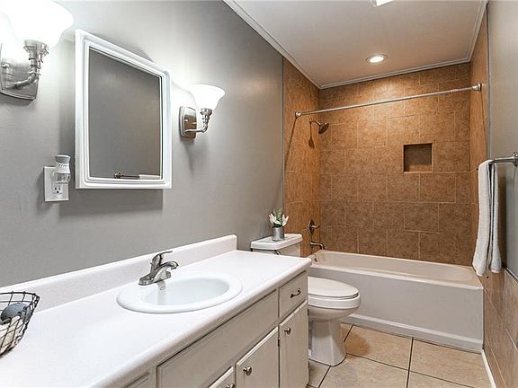 5th image of 29 Leicester Dr