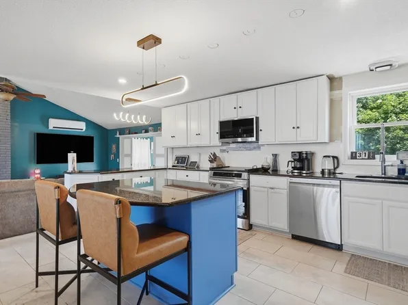 55 New Caster Dr, Lowell, MA 01854