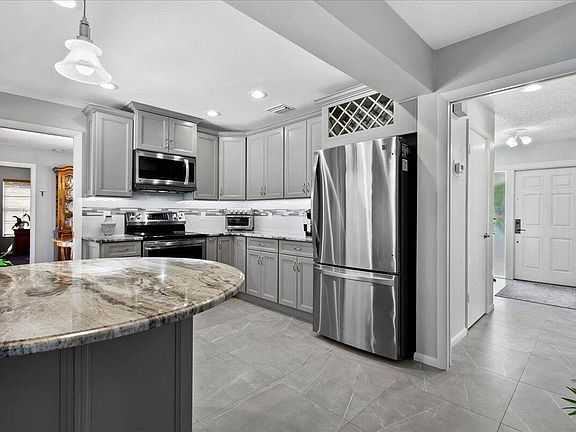 2nd image of 901 Alamanda Dr