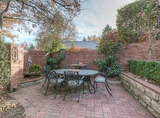 34 Compton Ct, Prairie Village, KS 66208