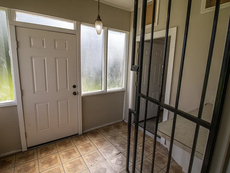 910 Falls St — Photo 12