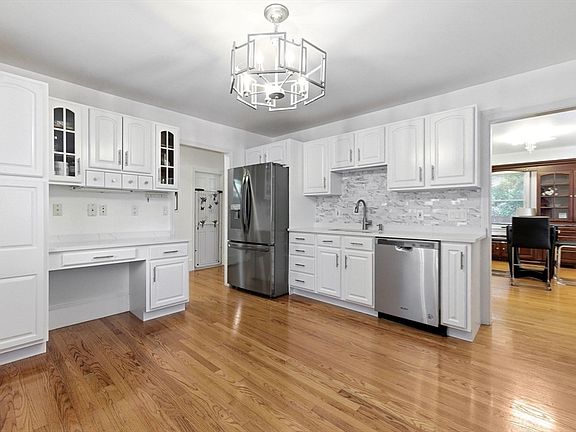 3rd image of 19 Elm Ct