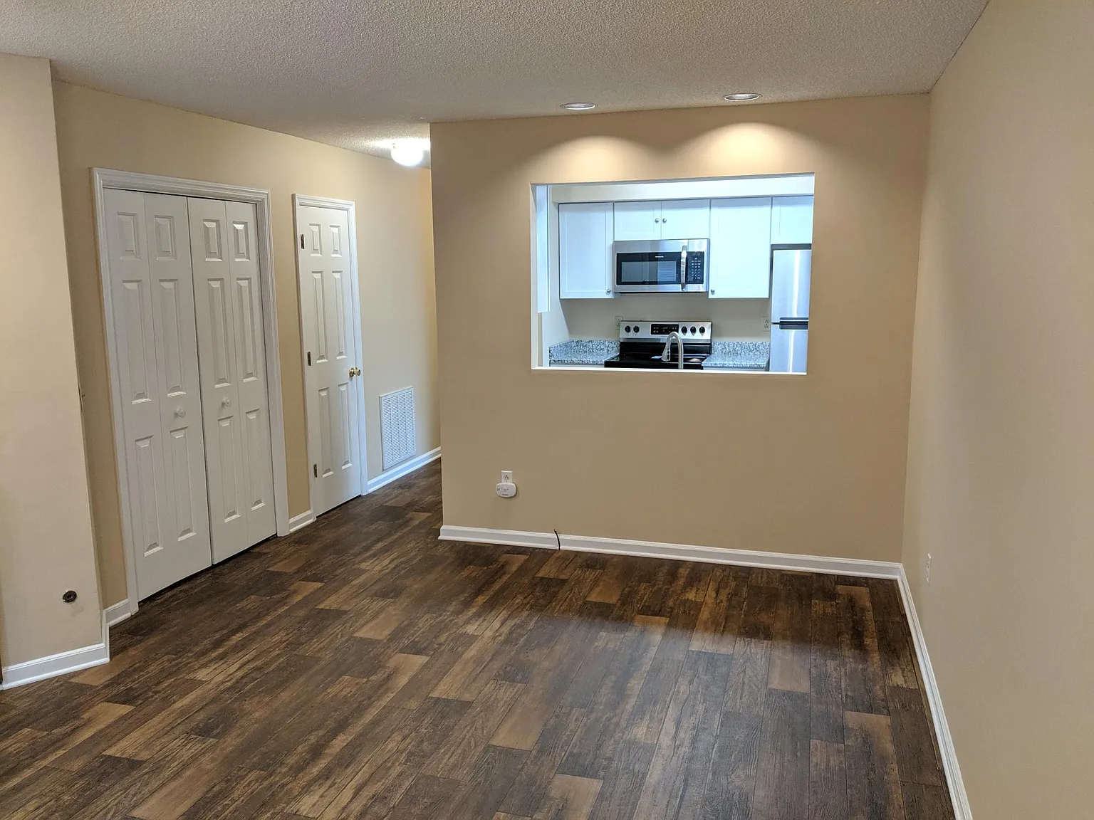 2 bed, 1.5 bath, 1024 sqft, $1,300 — Photo 2