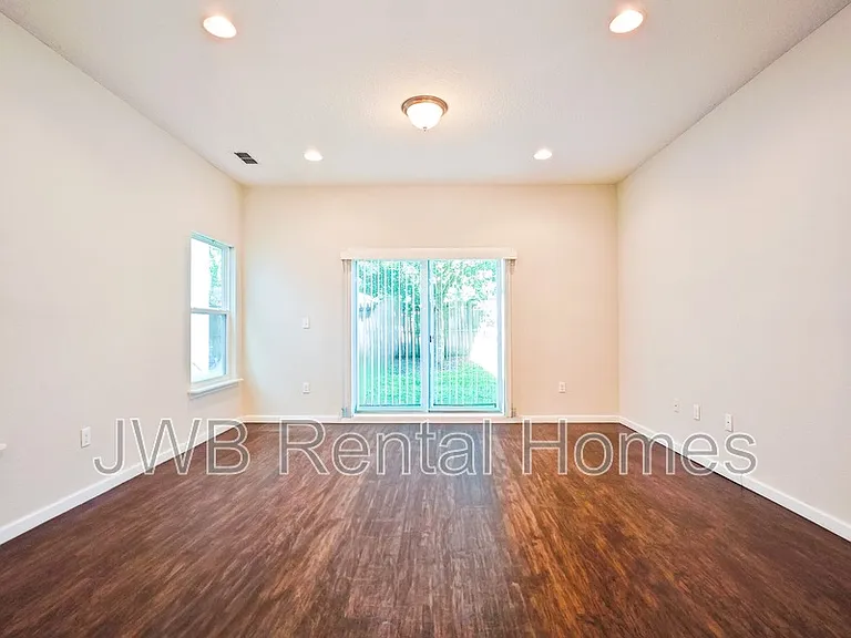 1282 Lake Shore Blvd — Photo 6