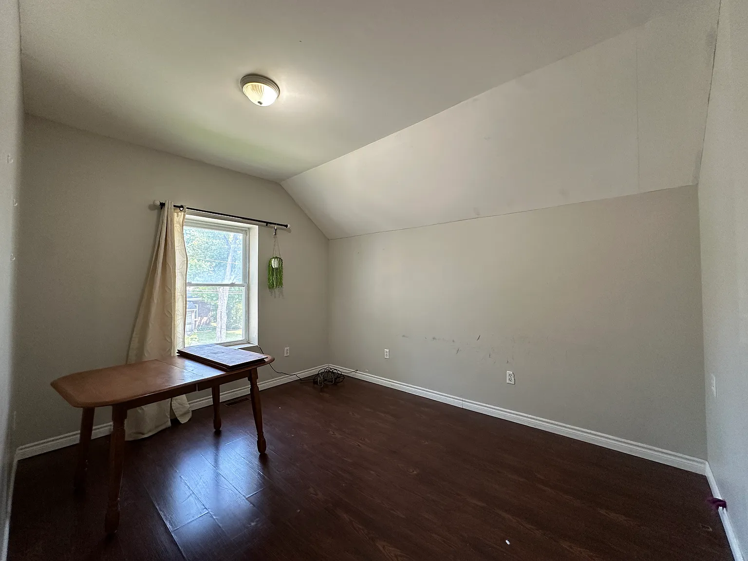 75 Lindsay St North — Photo 4