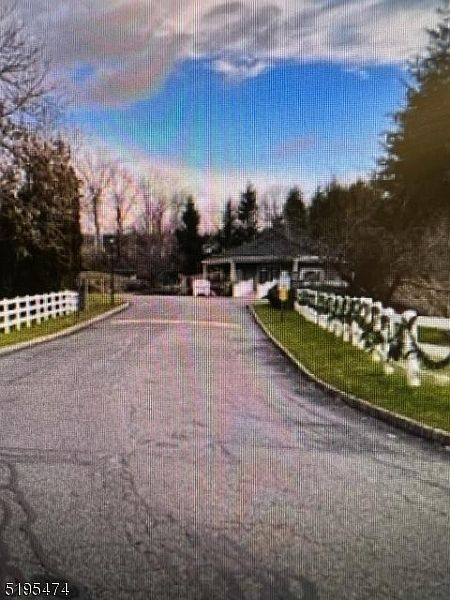 1st image of 8 Heritage Ln