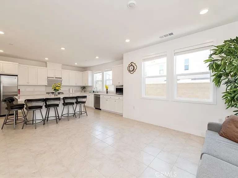 243 Yerba — Photo 8