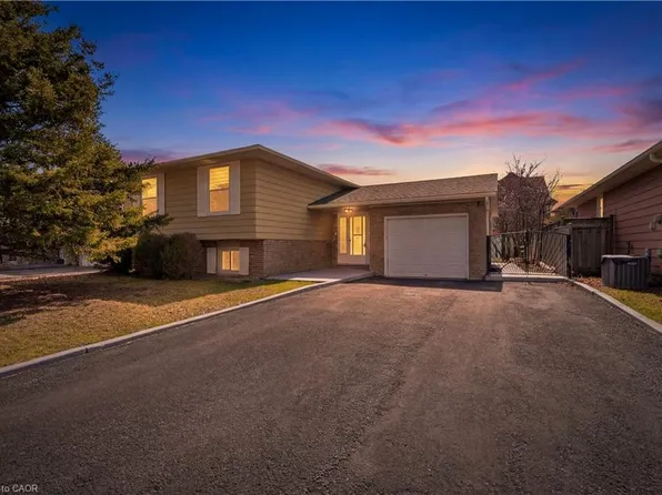 7238 Parkdale St, Niagara Falls, ON L2E 5P3