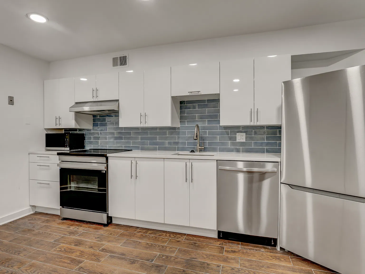 2 bed, 927 sqft, $3,900 — Photo 2