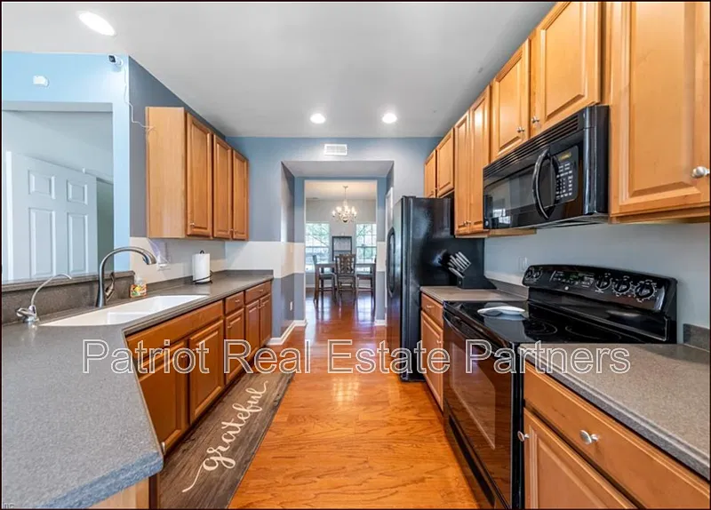 3 bed, 2.5 bath, 1772 sqft, $2,650 — Photo 3