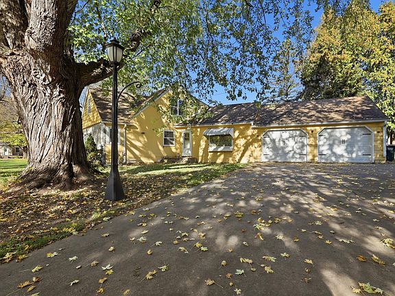 3rd image of 230 McLeod Ave W