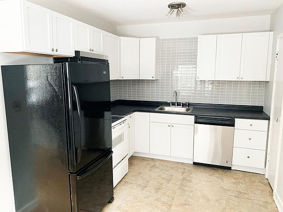 Full kitchen renovation in 2020. New stainless steel fridge added in 2022 (not pictured)