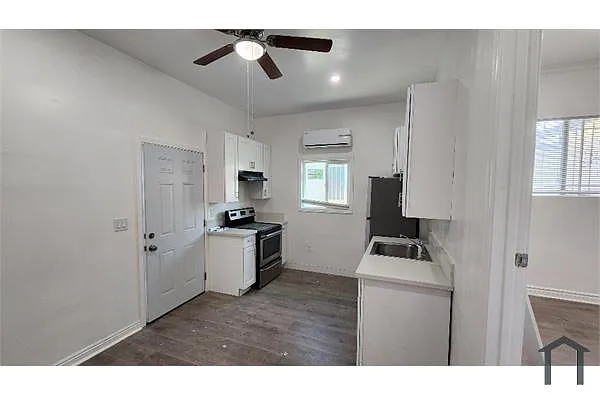 Building Photo - 726 3/4 W 73rd St