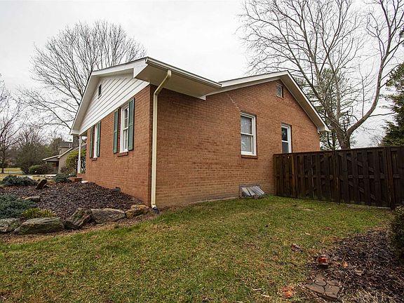 2nd image of 808 Horseshoe Ln