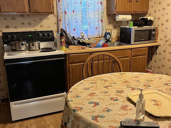4th image of 211 Casey Ln