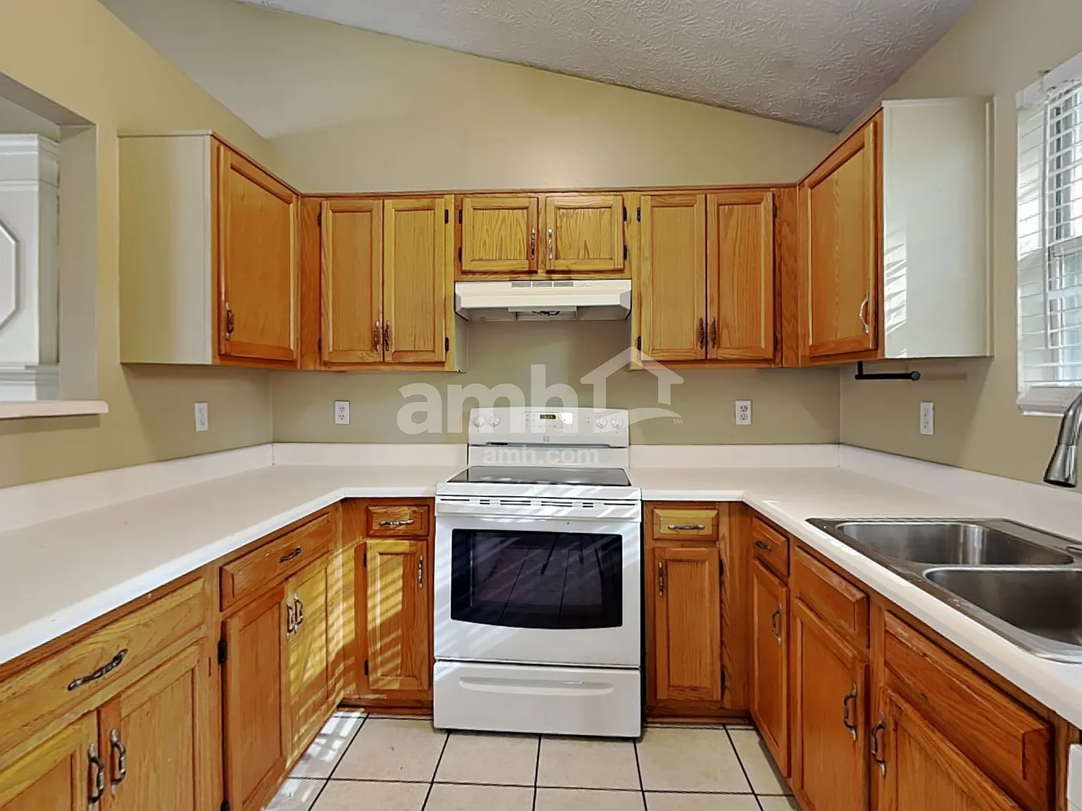 3 bed, 2.0 bath, 1019 sqft, $1,855 — Photo 3
