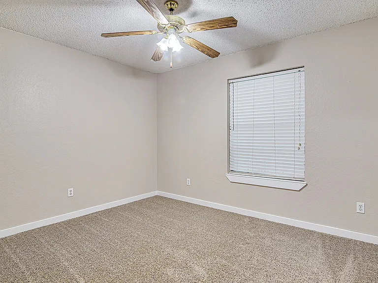 937 Springhill Dr — Photo 17