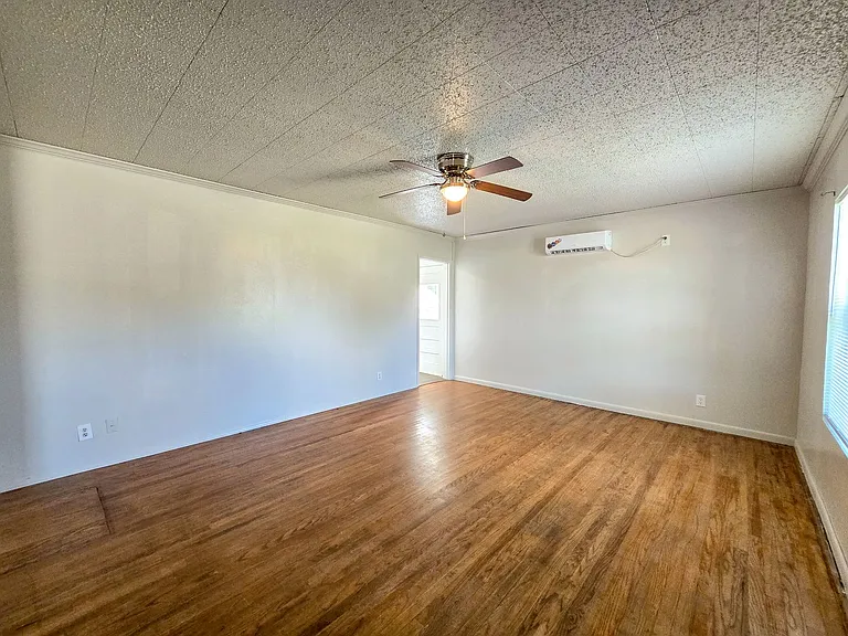 635 W Franklin St — Photo 1