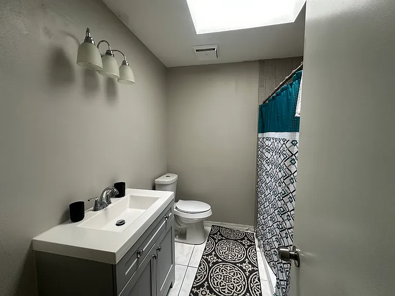 2046 N Stewart St — Photo 13