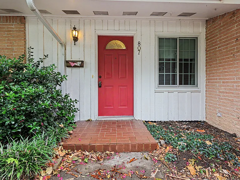 807 Edgefield Dr — Photo 2