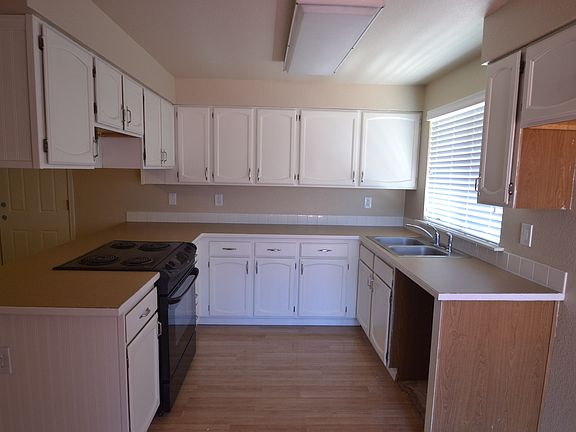 3rd image of 15610 120th Ave E