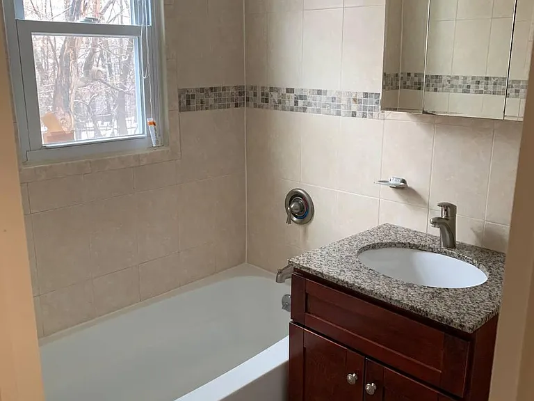 39 Hawthorne Dr #1 — Photo 9