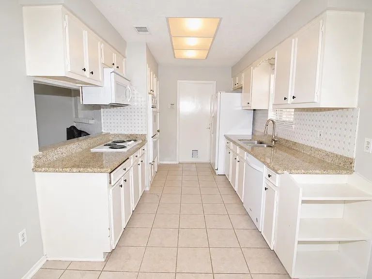 13511 Brook Hollow Dr — Photo 3