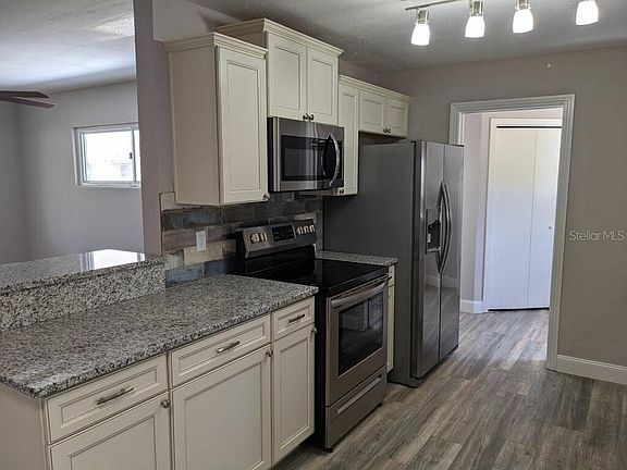 4th image of 110 Royal Palms Dr