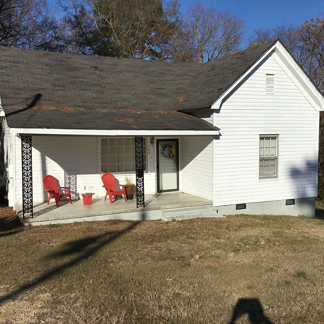 3 Bedroom Home with Large Fenced in Yard - New Refrigerator, New Washer, New Dryer included. Erwin — Photo 1