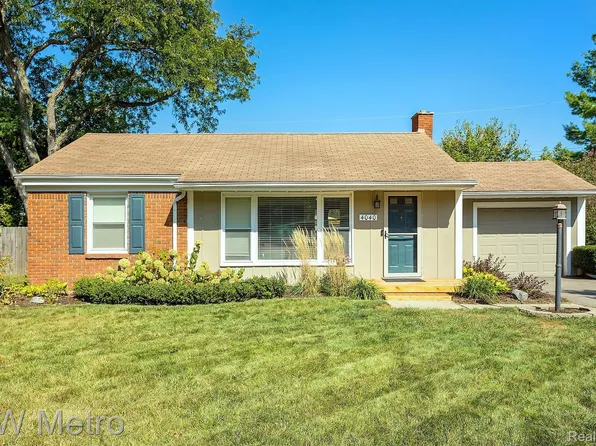 4040 Ledgestone Dr, Waterford, MI 48329