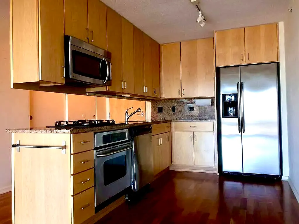 9725 Woods Dr — Photo 3