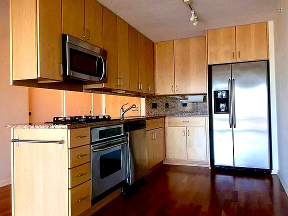 3rd image of 9725 Woods Dr Unit 512