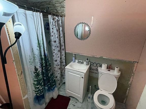 5th image of 556 Hart St