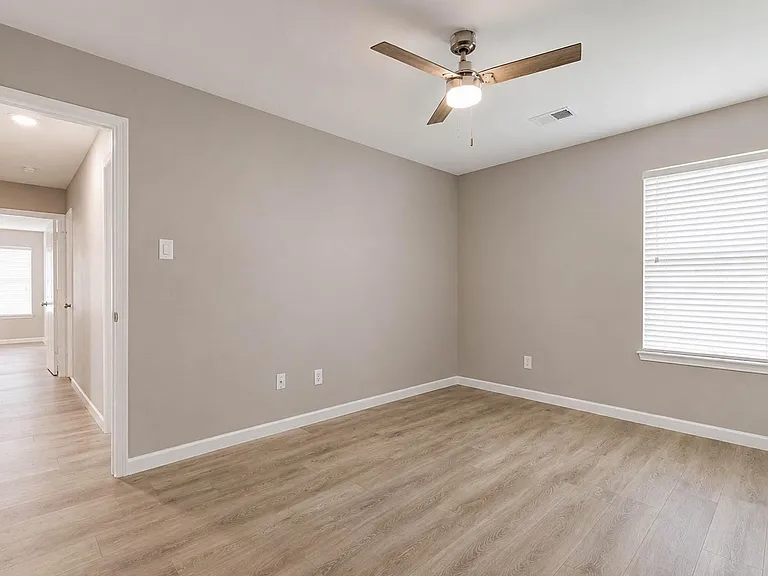 9506 Lasbury Dr — Photo 15
