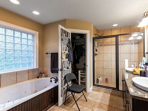 5th image of 125 E Twin Oaks Ln