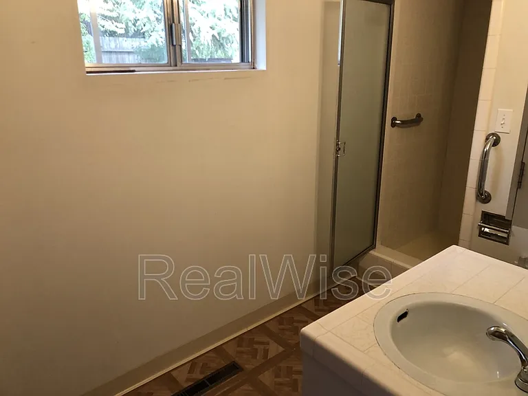 710 NW Midland Ave — Photo 28