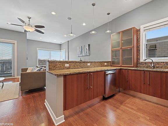 3rd image of 2027 N Damen Ave APT 401