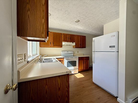 2nd image of 37 Oakwood Ter