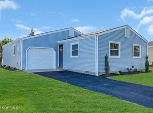 6 Caribbean St, Toms River, NJ 08757