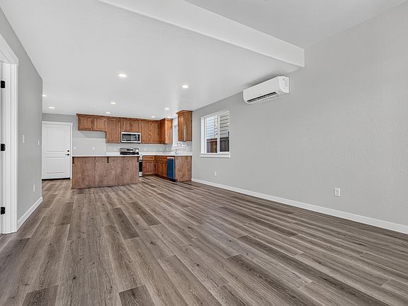 5th image of 944 Honey Bee St