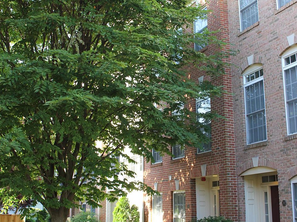 1st image of 784 N Wakefield St