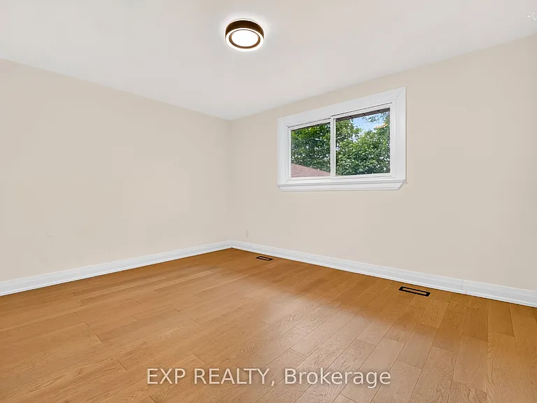 39 Treadgold Cres — Photo 12