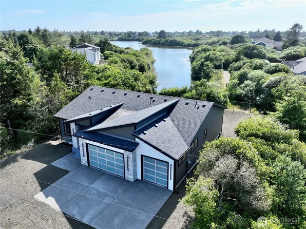 887 Texmar Avenue SW, Ocean Shores, WA 98569