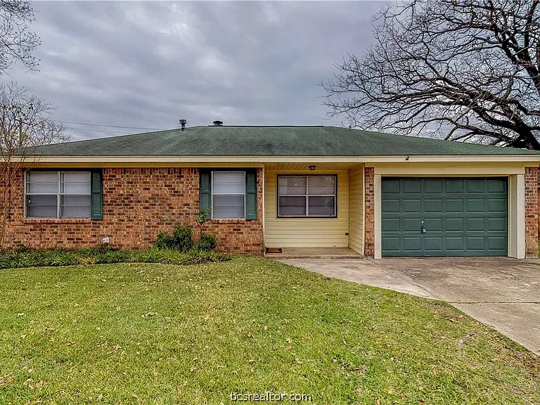 1107 Braeswood Dr — Photo 2