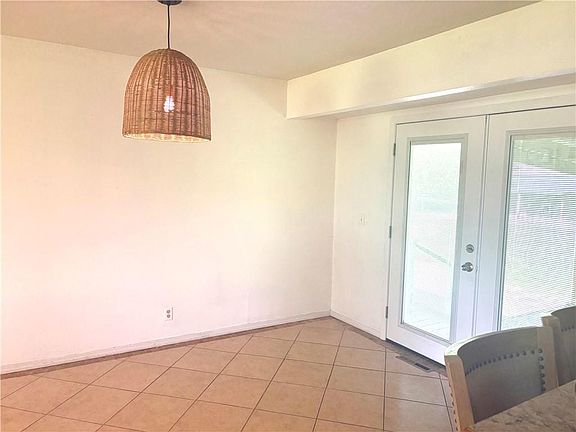 3rd image of 818 S 190th St