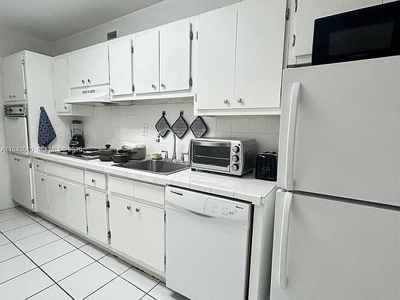 4th image of 100 Lincoln Rd #524