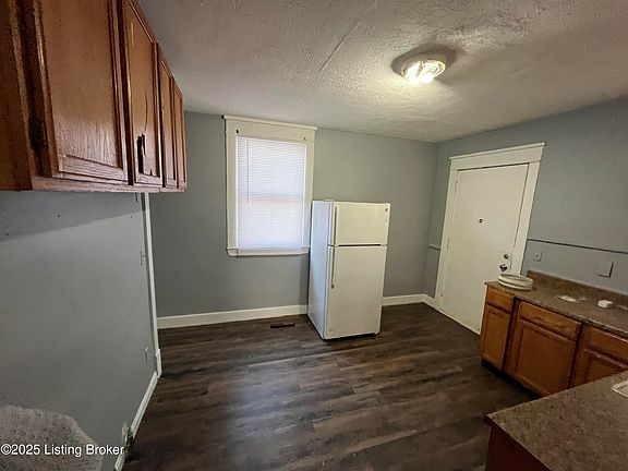 4th image of 825 S 33rd St