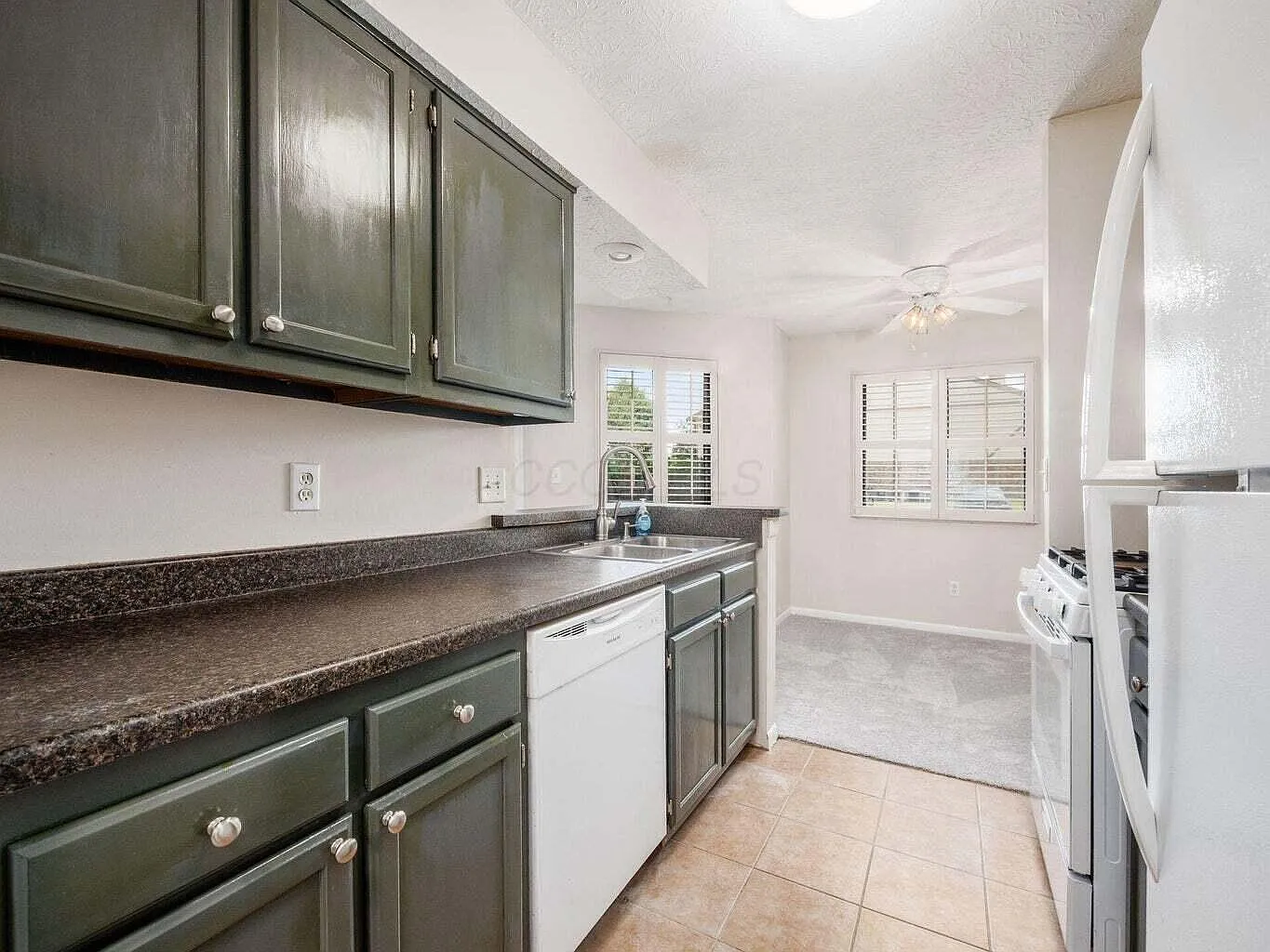 1 bed, 1.0 bath, 771 sqft, $1,050 — Photo 2