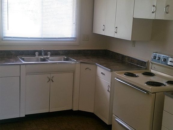3rd image of 1411 Crescent Dr